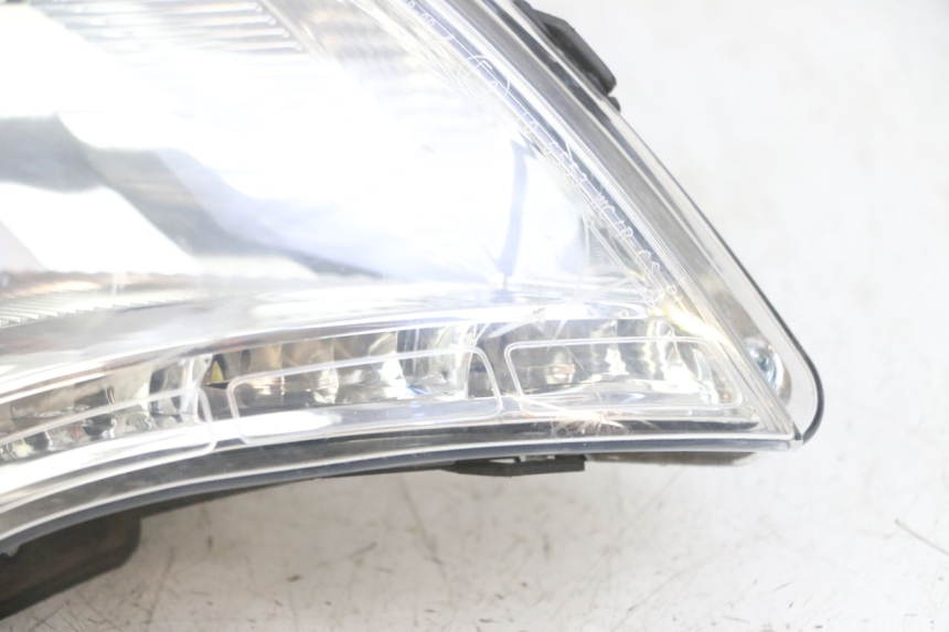 photo de FAROL DIANTEIRO PEUGEOT SATELIS 125 (2013 - 2018) - Vista de perto