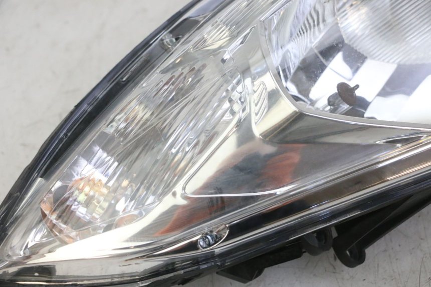 photo de FAROL DIANTEIRO PEUGEOT SATELIS 125 (2013 - 2018) - Detalhe da peça