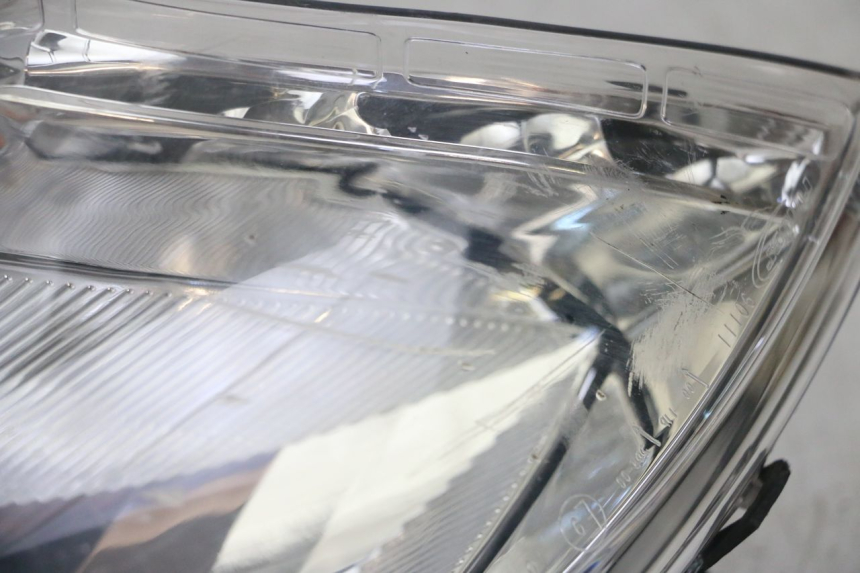 photo de FAROL DIANTEIRO PEUGEOT SATELIS 125 (2013 - 2018) - Zoom do estado de desgaste
