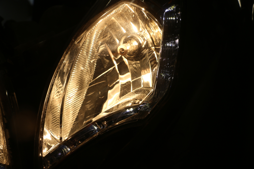 photo de FAROL DIANTEIRO PEUGEOT SATELIS 125 (2013 - 2018) - Detalhes característicos