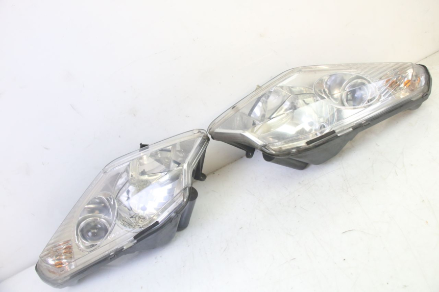 photo de FAROL DIANTEIRO PEUGEOT SATELIS 125 (2006 - 2009) - Detalhe da peça