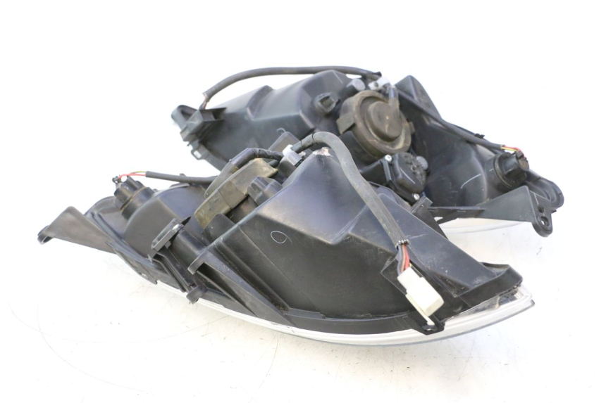 photo de FAROL DIANTEIRO PEUGEOT SATELIS 125 (2013 - 2018) - Detalhe da peça