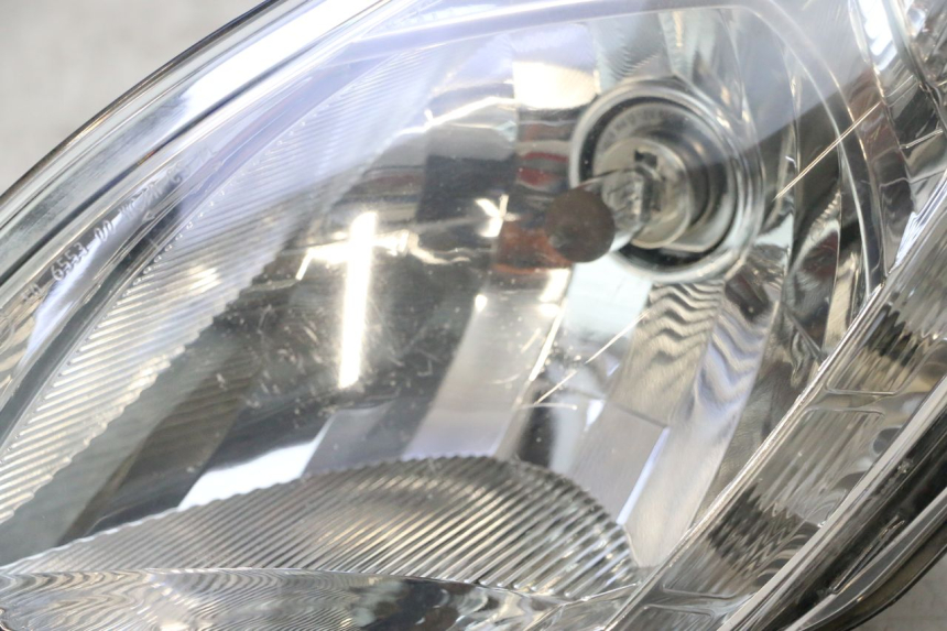 photo de FAROL DIANTEIRO PEUGEOT SATELIS 125 (2013 - 2018) - Detalhes característicos