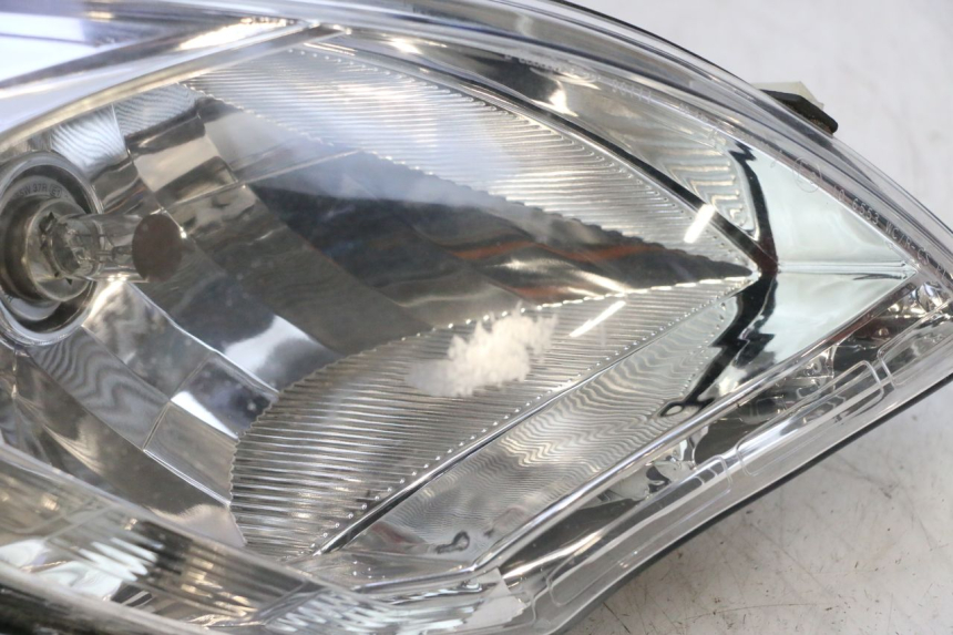 photo de FAROL DIANTEIRO PEUGEOT SATELIS 125 (2013 - 2018) - Vista de perto