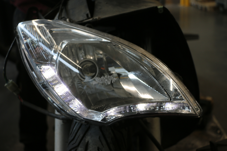photo de FAROL DIANTEIRO PEUGEOT SATELIS 125 (2013 - 2018) - Zoom do estado de desgaste