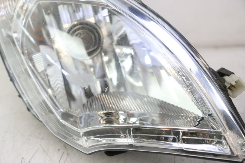 photo de FAROL DIANTEIRO PEUGEOT SATELIS 125 (2013 - 2018) - Detalhe da peça