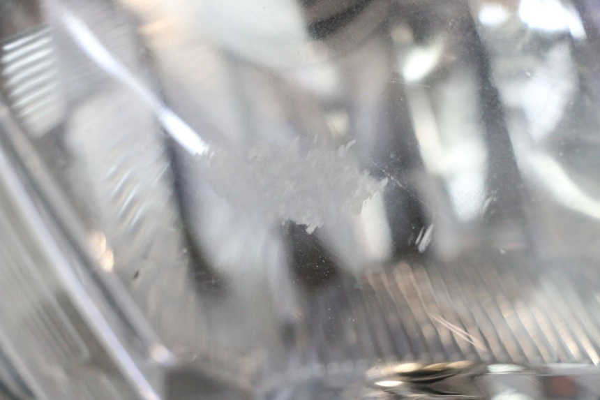 photo de FAROL DIANTEIRO PEUGEOT SATELIS 125 (2013 - 2018) - Zoom do estado de desgaste