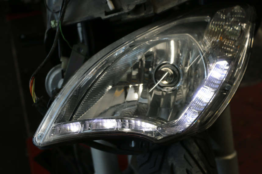 photo de FAROL DIANTEIRO PEUGEOT SATELIS 125 (2013 - 2018) - Ampliação técnica