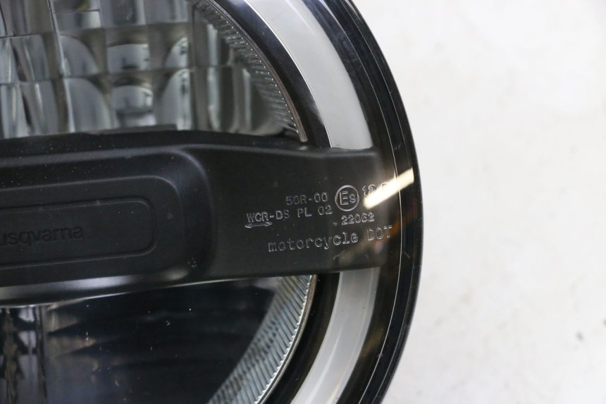 photo de FAROL DIANTEIRO HUSQVARNA SVARTPILEN 401 (2018 - 2023) - Pontos de fixação