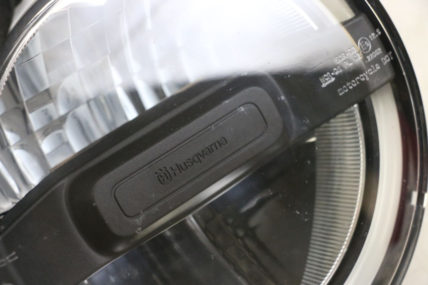 photo de FAROL DIANTEIRO HUSQVARNA SVARTPILEN 401 (2018 - 2023) - Estado da superfície