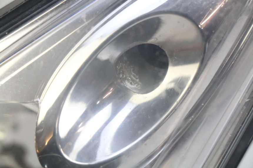 photo de FAROL DIANTEIRO YAMAHA XMAX X-MAX 125 (2006 - 2009) - Pontos de fixação