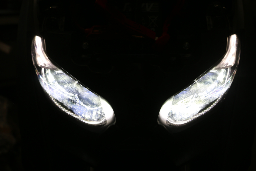 photo de FAROL DIANTEIRO YAMAHA XMAX X-MAX 125 (2021 - 2025) - Marcações e referências