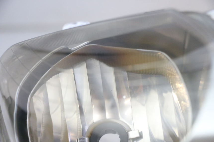 photo de FAROL DIANTEIRO YAMAHA X-MAX XMAX 125 (2010 - 2013) - Zoom do estado de desgaste