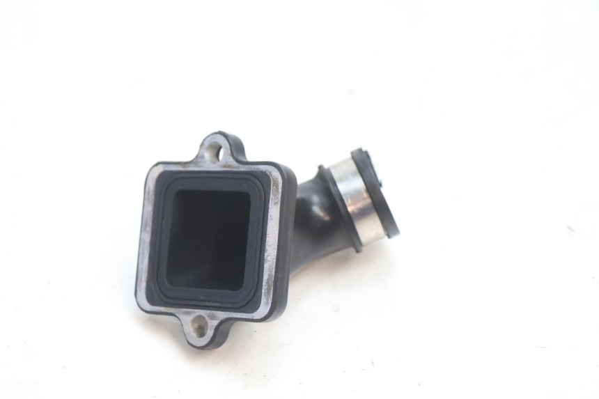 photo de TUBO DE ADMISSÃO PEUGEOT KISBEE 2T 50 (2010 - 2017) - Outro ângulo de visão