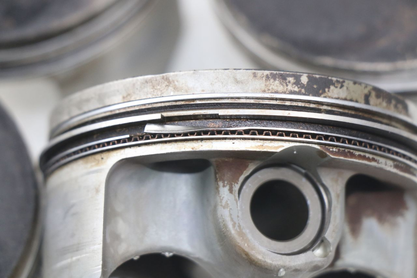 photo de Pistão YAMAHA FJR ABS 1300 (2006 - 2012) - Zoom do estado de desgaste