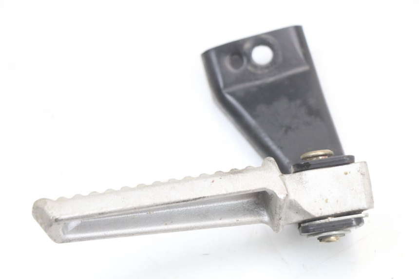 photo de SUPORTE DO DESCANSO DE PÉ TRASEIRO DIREITO DAELIM A-FOUR 2T 50 (2005 - 2012) - Vista principal