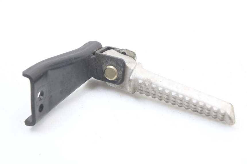 photo de SUPORTE DO DESCANSO DE PÉ TRASEIRO DIREITO DAELIM A-FOUR 2T 50 (2005 - 2012) - Detalhe da peça