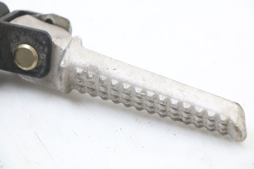 photo de SUPORTE DO DESCANSO DE PÉ TRASEIRO DIREITO DAELIM A-FOUR 2T 50 (2005 - 2012) - Zoom do estado de desgaste
