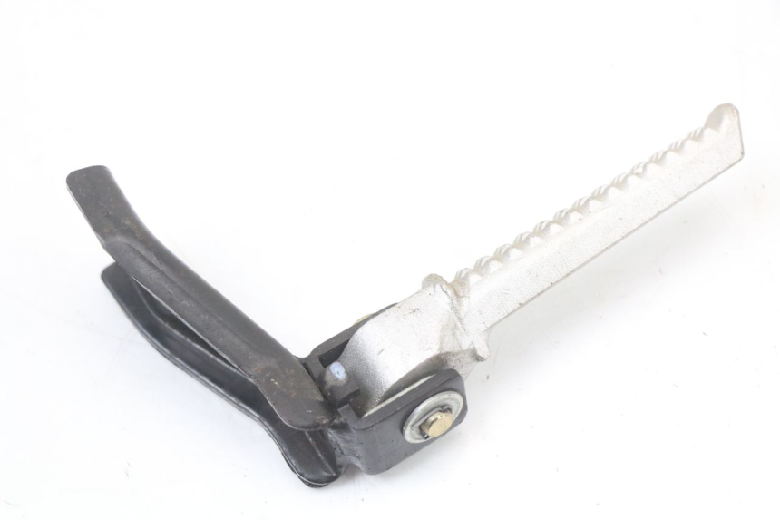 photo de SUPORTE DO DESCANSO DE PÉ TRASEIRO DIREITO DAELIM A-FOUR 2T 50 (2005 - 2012) - Outro ângulo de visão