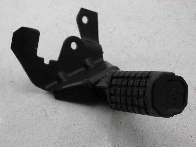 photo de SUPORTE DO DESCANSO DE PÉ TRASEIRO DIREITO APRILIA SCARABEO 100 (2003 - 2012) - Vista principal