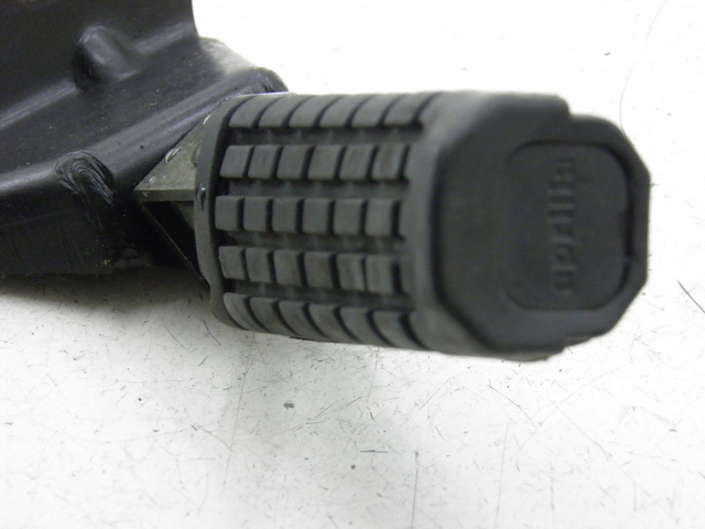 photo de SUPORTE DO DESCANSO DE PÉ TRASEIRO DIREITO APRILIA SCARABEO 100 (2003 - 2012) - Zoom do estado de desgaste