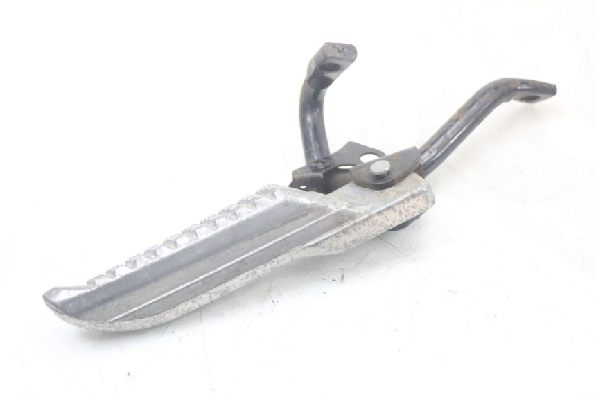 photo de SUPORTE DO DESCANSO DE PÉ TRASEIRO DIREITO JONWAY AZTRAL 125 (2008 - 2017) - Detalhe da peça