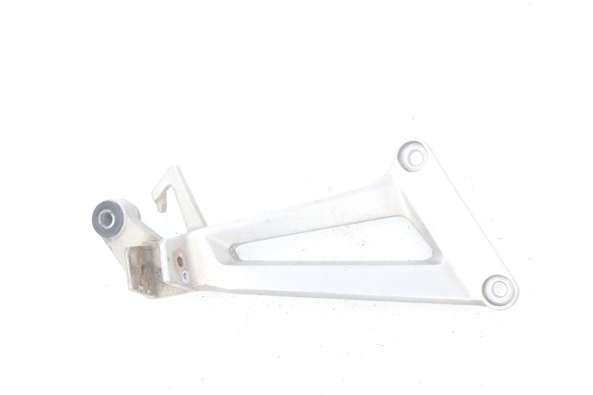 photo de SUPORTE DO DESCANSO DE PÉ TRASEIRO DIREITO HONDA CBR R 125 (2003 - 2006) - Vista principal