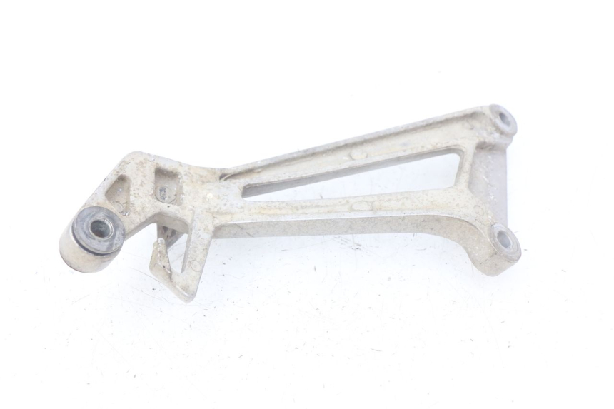 photo de SUPORTE DO DESCANSO DE PÉ TRASEIRO DIREITO HONDA CBR R 125 (2003 - 2006) - Detalhe da peça
