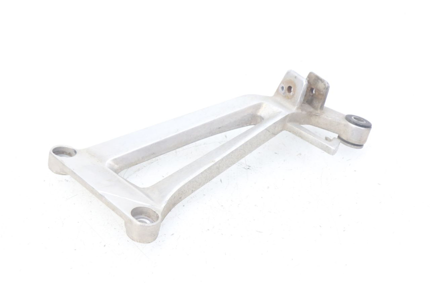 photo de SUPORTE DO DESCANSO DE PÉ TRASEIRO DIREITO HONDA CBR R 125 (2003 - 2006) - Outro ângulo de visão