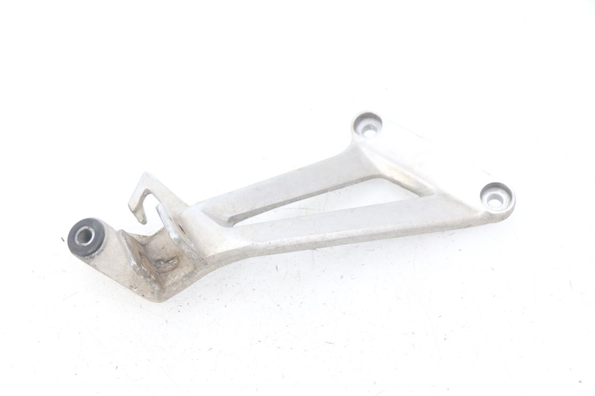 photo de SUPORTE DO DESCANSO DE PÉ TRASEIRO DIREITO HONDA CBR R 125 (2003 - 2006) - Ampliação técnica