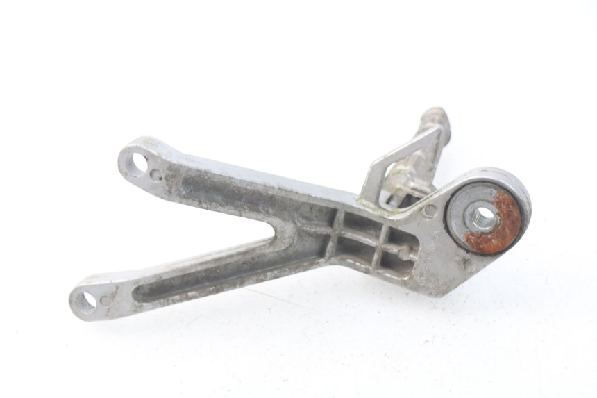 photo de SUPORTE DO DESCANSO DE PÉ TRASEIRO DIREITO HYOSUNG COMET GTR 125 (2007 - 2014) - Ampliação técnica