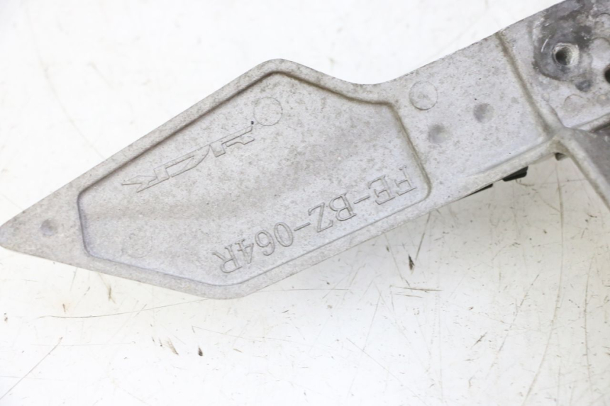 photo de SUPORTE DO DESCANSO DE PÉ TRASEIRO DIREITO STAHO FH 50 (2018 - 2019) - Zoom do estado de desgaste