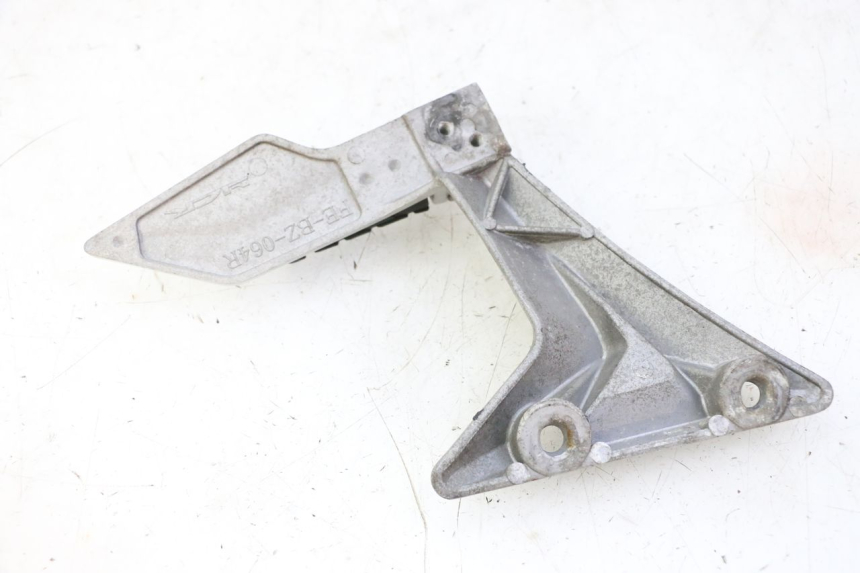 photo de SUPORTE DO DESCANSO DE PÉ TRASEIRO DIREITO STAHO FH 50 (2018 - 2019) - Outro ângulo de visão