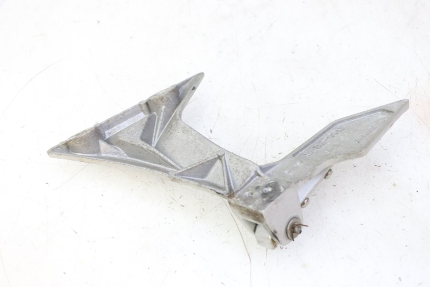 photo de SUPORTE DO DESCANSO DE PÉ TRASEIRO DIREITO STAHO FH 50 (2018 - 2019) - Ampliação técnica