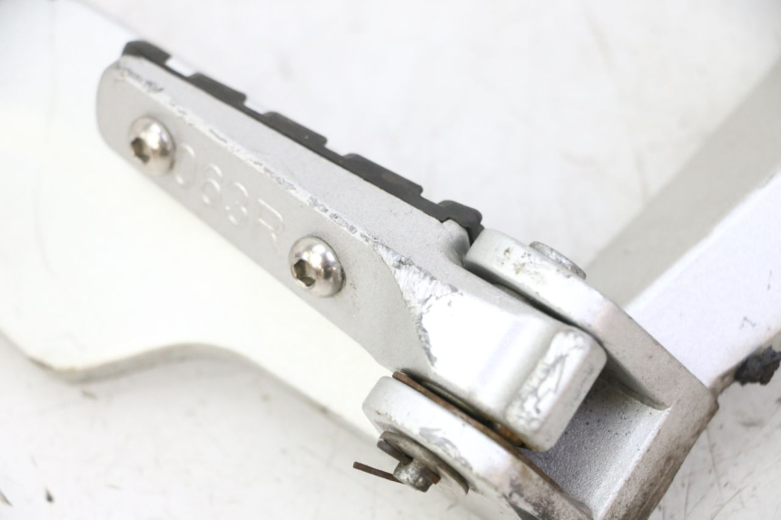photo de SUPORTE DO DESCANSO DE PÉ TRASEIRO DIREITO STAHO FH 50 (2018 - 2019) - Estado da superfície