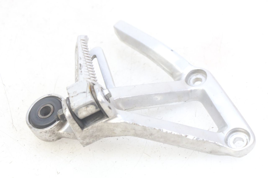 photo de SUPORTE DO DESCANSO DE PÉ TRASEIRO DIREITO YAMAHA FZS FAZER 600 (1998 - 2001) - Outro ângulo de visão