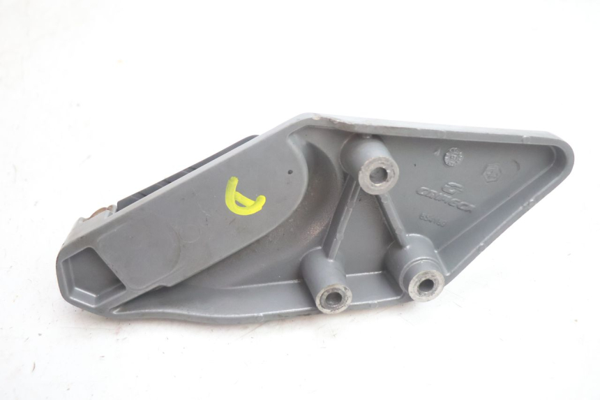 photo de PLACA DO DESCANSO DE PÉ TRASEIRO DIREITO GILERA GP 800 (2007 - 2013) - Detalhes característicos