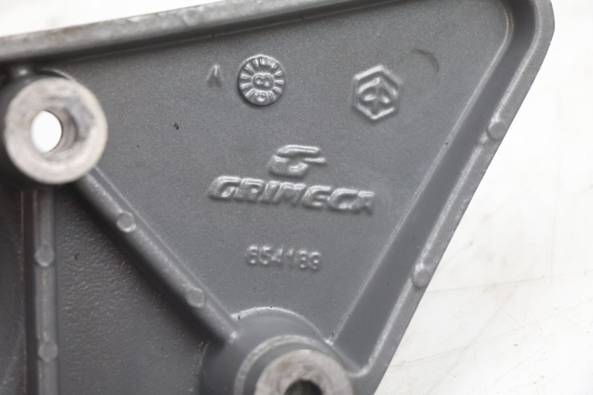 photo de PLACA DO DESCANSO DE PÉ TRASEIRO DIREITO GILERA GP 800 (2007 - 2013) - Ampliação dos componentes