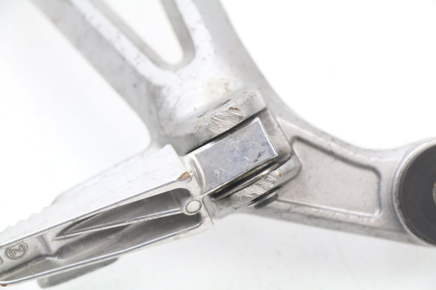 photo de SUPORTE DO DESCANSO DE PÉ TRASEIRO DIREITO SUZUKI GSX-R GSXR 600 (2008 - 2010) - Zoom do estado de desgaste