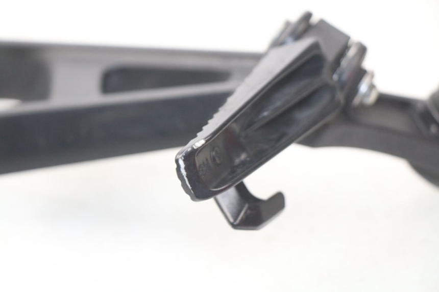 photo de SUPORTE DO DESCANSO DE PÉ TRASEIRO DIREITO SUZUKI GSX-R GSXR K16 1000 (2012 - 2016) - Outro ângulo de visão