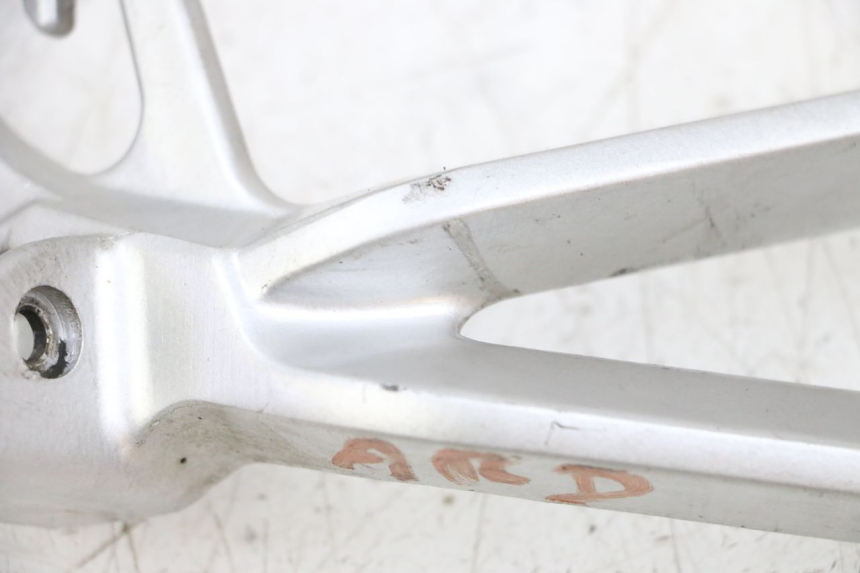 photo de SUPORTE DO DESCANSO DE PÉ TRASEIRO DIREITO SUZUKI GSXR GSX-R 1000 (2003 - 2004) - Detalhe da peça