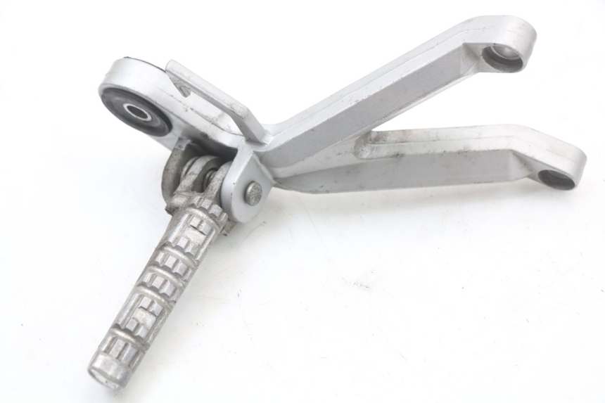 photo de SUPORTE DO DESCANSO DE PÉ TRASEIRO DIREITO HYOSUNG GTR 125 (2006 - 2008) - Outro ângulo de visão