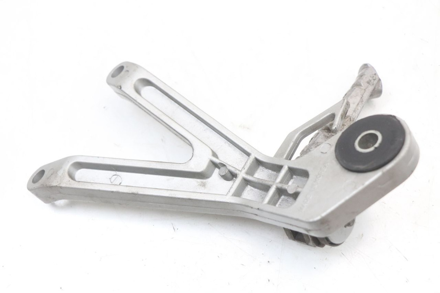 photo de SUPORTE DO DESCANSO DE PÉ TRASEIRO DIREITO HYOSUNG GTR 125 (2006 - 2008) - Vista geral