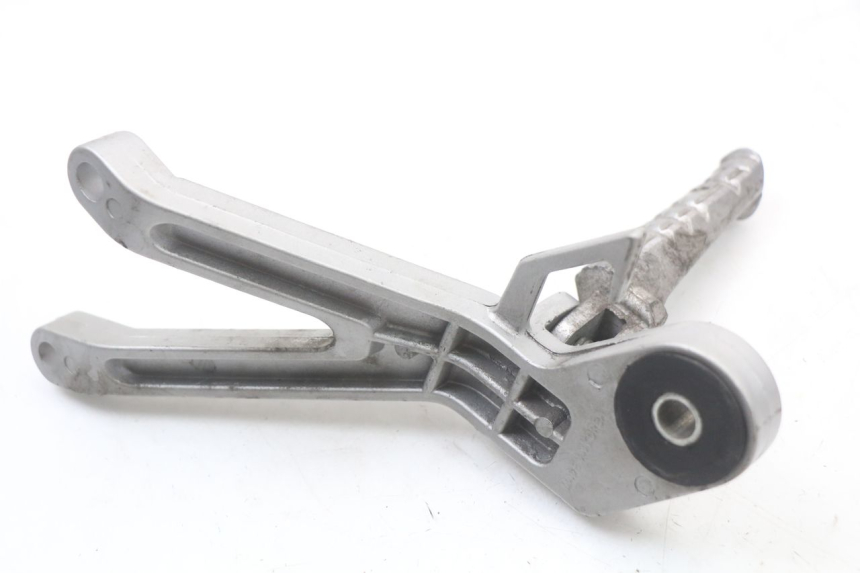 photo de SUPORTE DO DESCANSO DE PÉ TRASEIRO DIREITO HYOSUNG GTR 125 (2006 - 2008) - Estado da superfície