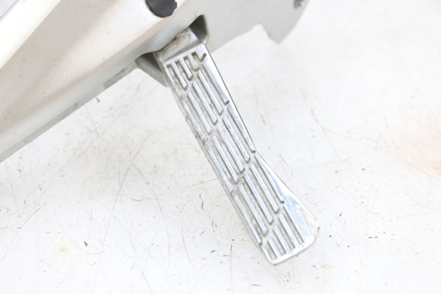 photo de SUPORTE DO DESCANSO DE PÉ TRASEIRO DIREITO JM MOTORS GTS 125 (2015 - 2019) - Outro ângulo de visão