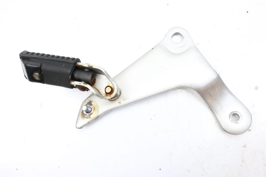 photo de SUPORTE DO DESCANSO DE PÉ TRASEIRO DIREITO SYM HUSKY 125 (1999 - 2005) - Outro ângulo de visão