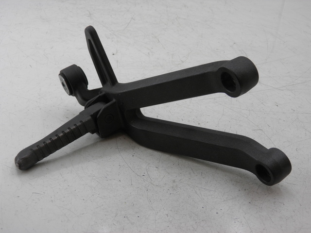 photo de SUPORTE DO DESCANSO DE PÉ TRASEIRO DIREITO KYMCO QUANNON NAKED 125 (2010) - Vista principal