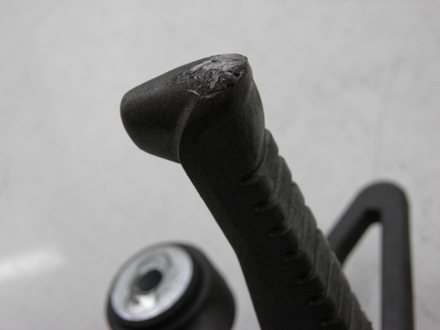 photo de SUPORTE DO DESCANSO DE PÉ TRASEIRO DIREITO KYMCO QUANNON NAKED 125 (2010) - Detalhe da peça