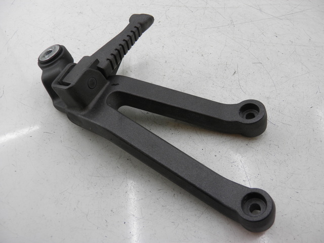 photo de SUPORTE DO DESCANSO DE PÉ TRASEIRO DIREITO KYMCO QUANNON NAKED 125 (2010) - Zoom do estado de desgaste