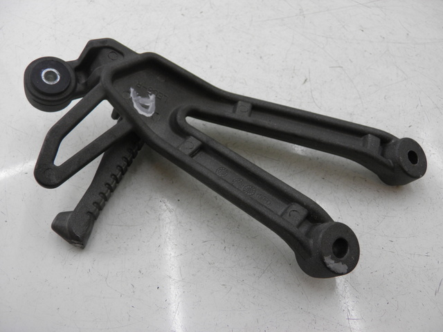 photo de SUPORTE DO DESCANSO DE PÉ TRASEIRO DIREITO KYMCO QUANNON NAKED 125 (2010) - Outro ângulo de visão